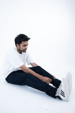 Load image into Gallery viewer, black fitted straight jeans