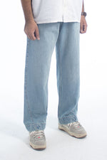 Load image into Gallery viewer, Metro Comfort Loose Jeans: Skyline Fade
