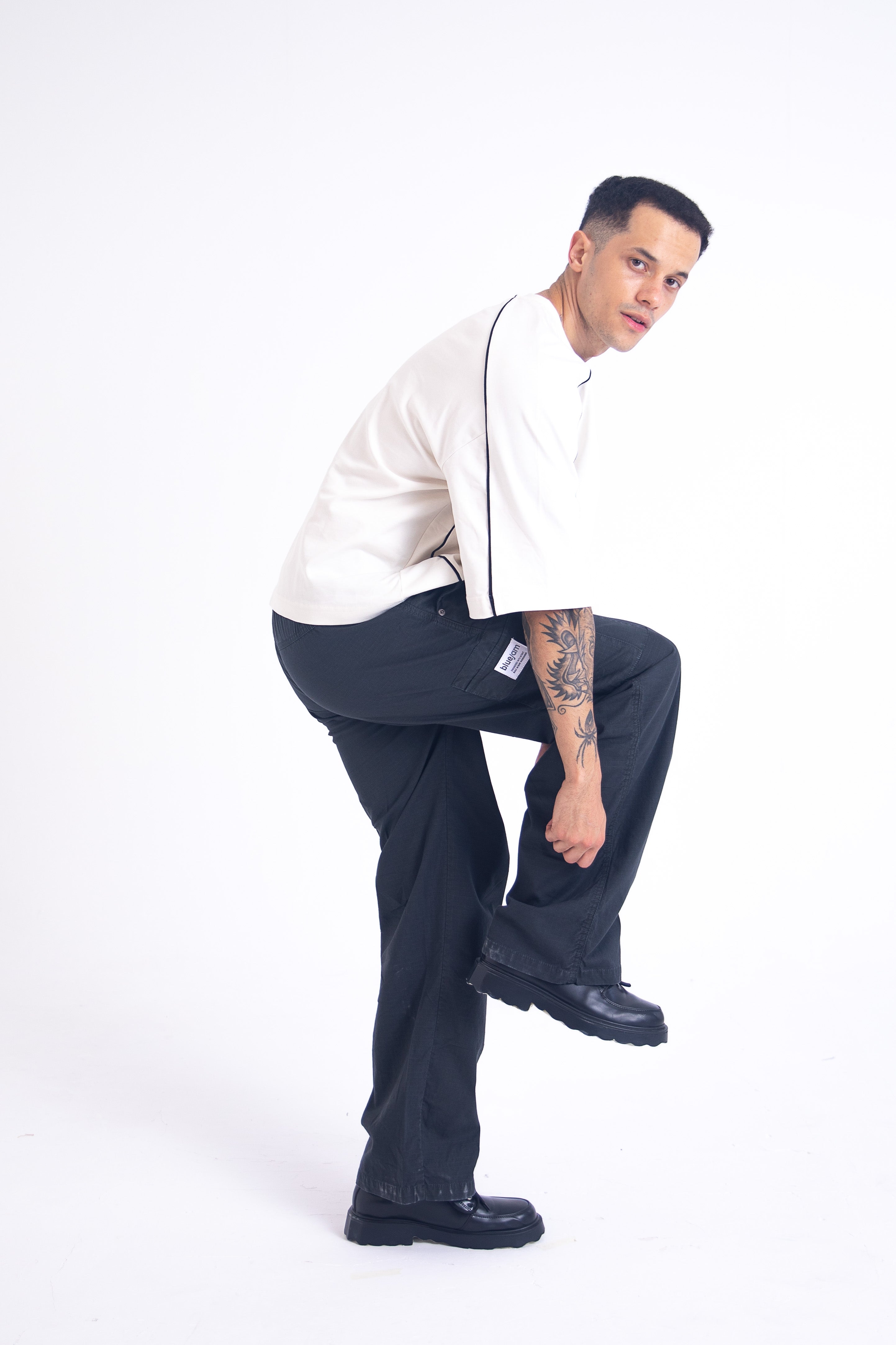 Ripstop cargo pants dark grey side bent view